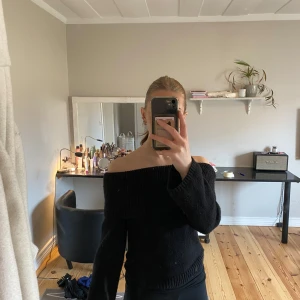 Svart offshoulder tröja - Snygg svart offshoulder tröja med långa ärmar. Perfekt för en stilren look. Tröjan har en ribbad kant upptill som ger en fin passform. Passar bra till både jeans och kjol💕 säljer nu pågrund av att den inte kommer till användning