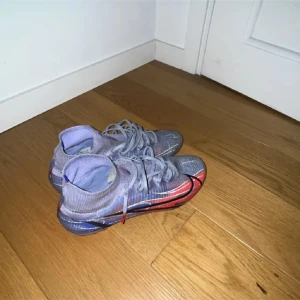 Fotbollskor Elite bundle (3 par) - Båda dessa par Elites✅ (dvs proffsmodellen) i bra skick, vid köp kan ja kasta in ett par gamla copa Elites som är rätt slitna också. Bara att skriva vid frågor. Båda paren är använda men de har inga märkbara slitage. Har aldrig använd sulan på diverse par heller så de luktar som nya.😁