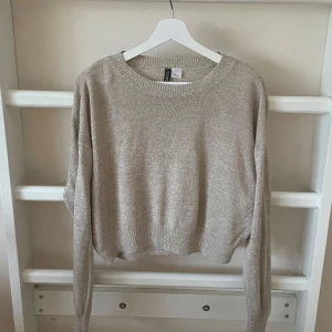 Beige stickad tröja från Divided - Säljer  beige stickad tröja från Divided. Passar bra till jeans eller kjol 