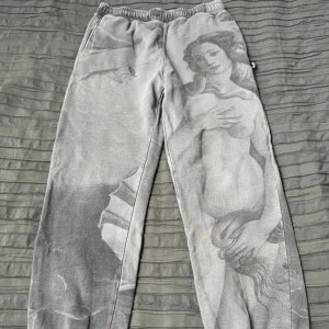 Stussy mjukisbyxor - Stussy mjukisbyxor storlek S, väldigt bra skick. fick lite tecken på användning. Priset är förhandlingsbart 