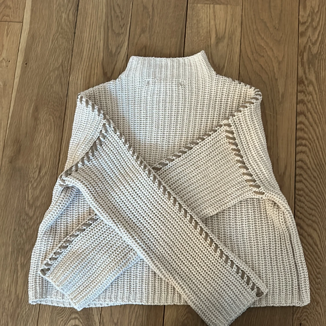 Beige stickad väst från Vero Moda