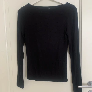 Svart långärmad tröja - Superskönt material, väldigt stretchig! Pris kan diskuteras! Lite ”randig” som sånna svarta kläder kan bli efter man tvättat. 
