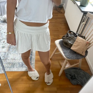 Kjol från Nelly - Superfin kjol från Nelly i flowy modell med bred midja och lätt rynkad effekt. Den är lågmidjad och har en luftig känsla, perfekta för varma dagar. Materialet känns mjukt och bekvämt, troligtvis bomull eller polyester. Snygga till crop top eller linne!