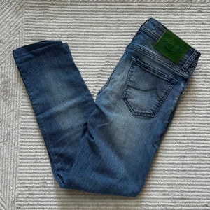 Jacob cohën | W30 - Jacob cohën jeans | mycket fint skick och har inga defekter | size 30 | om du har funederingar eller vill ha mått tveka då inte på att höra av dig | ⚜️