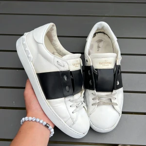 Valentino open - Jättesnygga valentino opens! Size 40 kan passa 41! Skick 6/10. Valentino dustbag! Dem är rengjorda och uppfräschade! Hör av dig vid frågor eller några andra funderingar 🤩