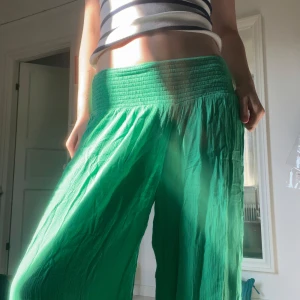 Gröna vida byxor Vero Moda - Säljer ett par gröna byxor från Vero Moda i storlek S. Byxorna har bred resår i midjan och ät stretchiga. Funkar att använda som lågmidjade och högmidjade beroende på vad man gillar bäst. Perfekt till sommaren då det är väldigt luftiga😊