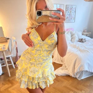 fin klänning  - helt ny klänning med prislapp, fin till sommaren 💗