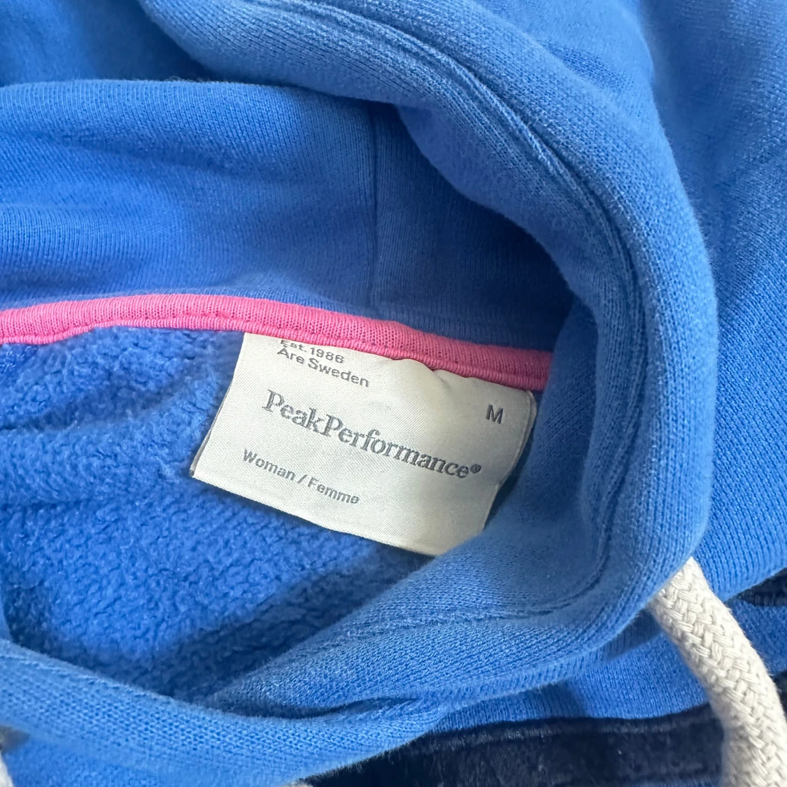 Blå hoodie från Peak Performance - 3