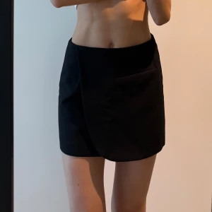 Svart omlott minikjol med ficka - I gott skick