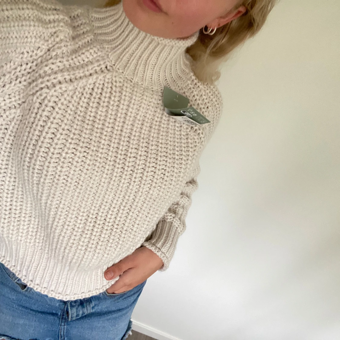 Beige stickad polotröja