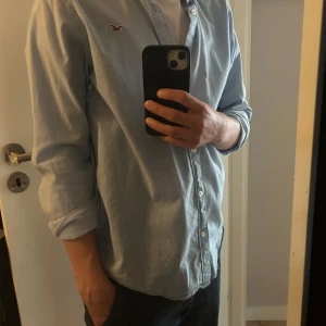 Blåa skjorta  - En riktig snygg skjorta från hollister som är perfekt att köpa nu i dessa sommartider. Inte använd så mycket och därför i väldigt bra kvalité! Vid några funderingar är det bara att skriva i dm! 