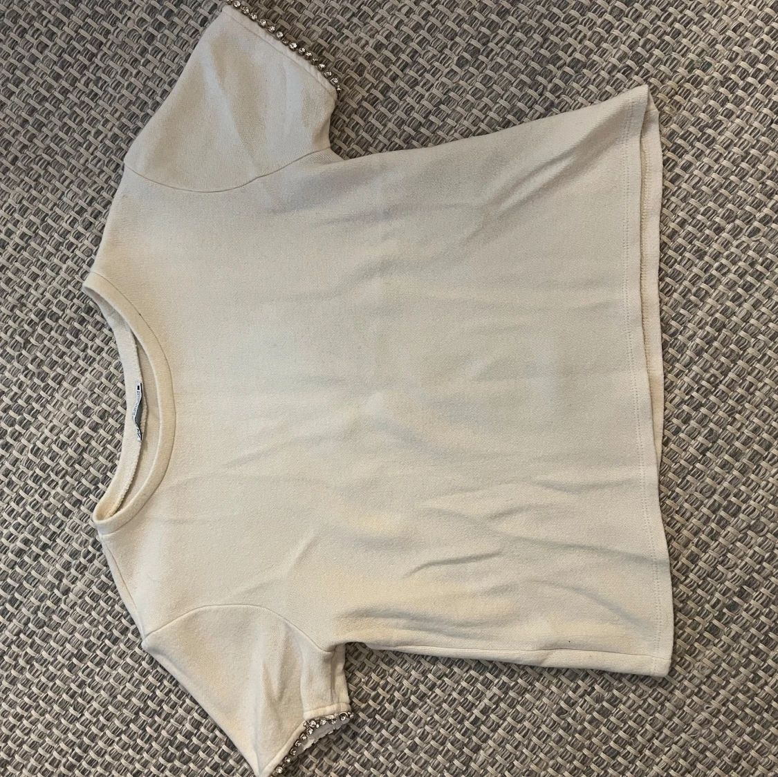 Beige topp med pärldetaljer från Zara