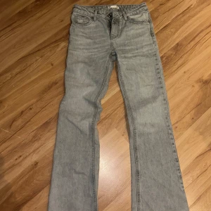Grå bootcut jeans med rak passform - Ljusgrå jeans från Gina Tricot Young. Strl 152💕 Jeansen har normalhög midja och raka ben som slutar i en lätt utsvängning. 💕
