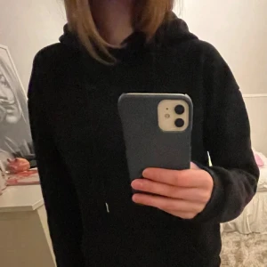 Svart hoodie 💗 - Svart hoodie med luva och ett coolt tryck på ryggen i rosa och vitt. I storlek S, helt oanvänd💓