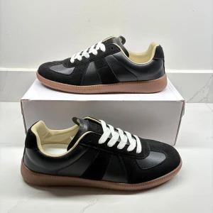 Maison Margiela Gats - Maison Margiela Gats | DU VET VARFÖR DE ÄR BILLIGA | Sprillans nya skick 10/10 | Storlek 43 och färgen svart | Box och dust-bag tillkommer vid köp | Hör av er för mer information/bilder!