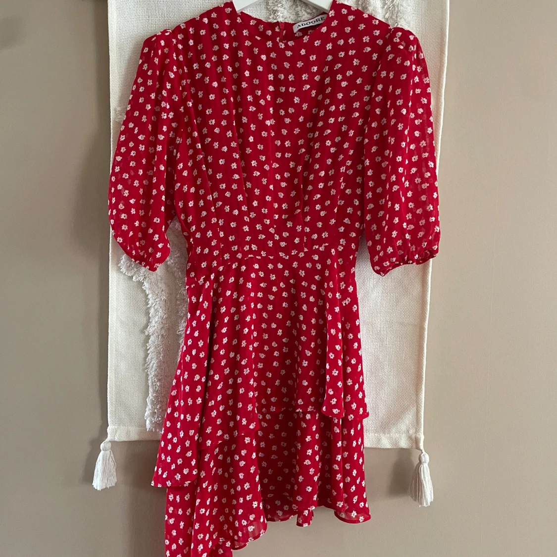 Röd blommig kortklänning från Adoore