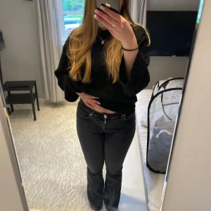 Svarta lågmidjade jeans med utsvängda ben - Säljer mina super fina och sköna jeans. Det är i väldigt bra sick!