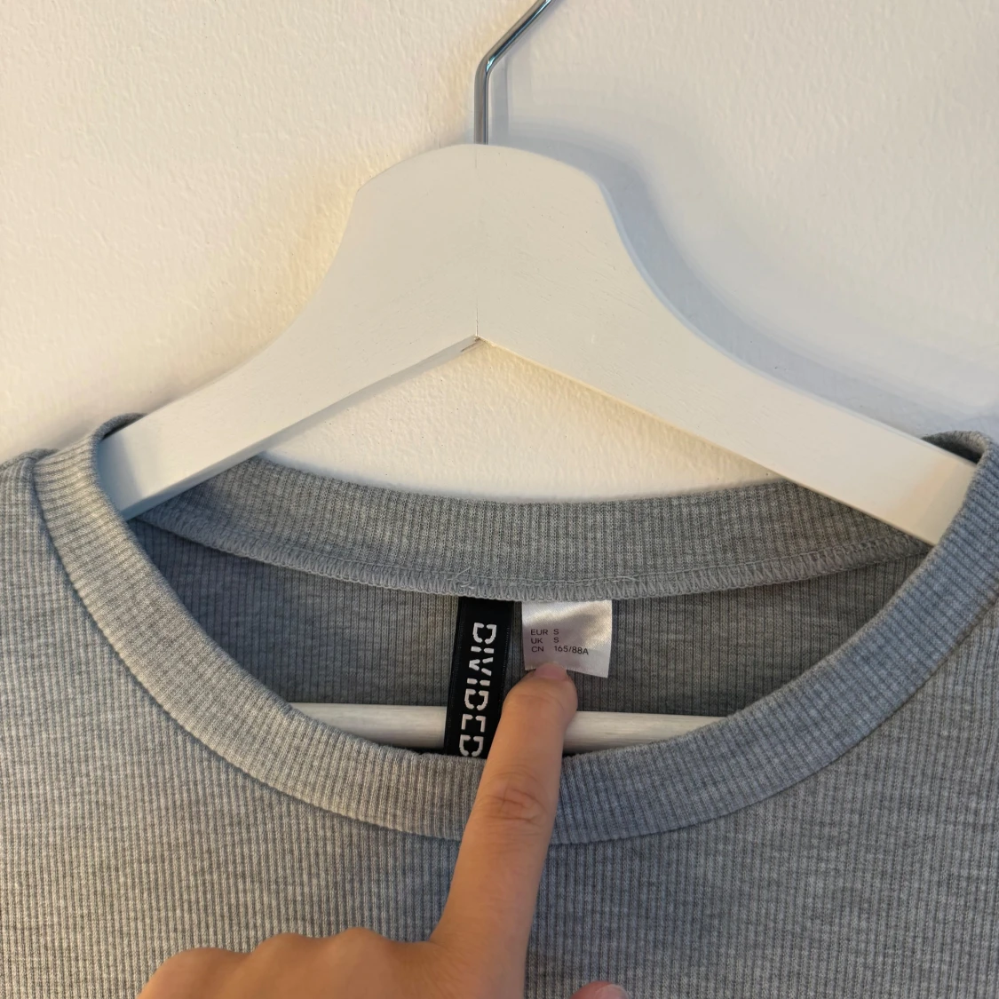 Grå ribbad kortklänning S - 1