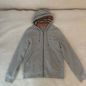 Burberry hoodie  - Säljer en grå burberry hoodie i mycket bra skick. Hör av er vid fler frågor