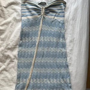 Blåvit stickad tubklänning Bershka - Supersöt stickad klänning från bershka, använt sparsamt. Funkar även som strandklänning. 💞💞💞