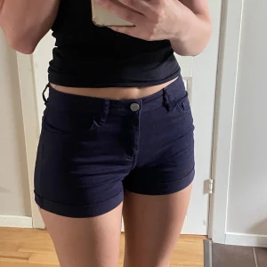 Lågmidjade jeansshorts - Supersnygga lågmidjade jeansshorts från H&M i storlek 34. Fint skick! Midjemått 35cm