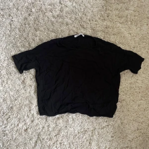 Svart t-shirt från Samsøe Samsøe - Ge förslag på pris❗️Enkel svart t-shirt från Samsøe Samsøe med klassisk rund hals och korta ärmar. Modellen är lite loose fit och passar perfekt till jeans eller shorts. T-shirten är i mjukt material och har en avslappnad vibe.