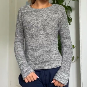 Grå/silver stickad tröja - Jättefin och unik stickad tröja! Ett litet hål på ena ärmen som lätt går att laga. Från H&M för länge sedan. Storlek 134/140 men väldigt mycket större än det låter. Sitter som xs. 