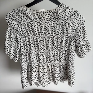 Prickig blus - Superfin prickig blus från Zara i jättefint skick. Storlek 11-12 men motsvarar en XS 💕