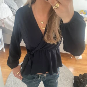 Mörkblå omlottblus  - Snygg mörkblå omlottblus med långa ärmar och knyt i midjan. Toppen har inga defekter 😊😊