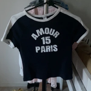 Croppad topp i marinblå o vitt  - Jätte fin topp o även helt ny, har använt den en gång endast. Från H&M i S men passar även XS