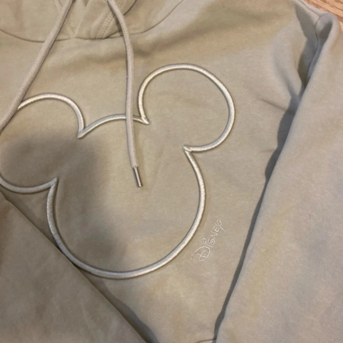 Beige Disney hoodie med Mickey Mouse - 1