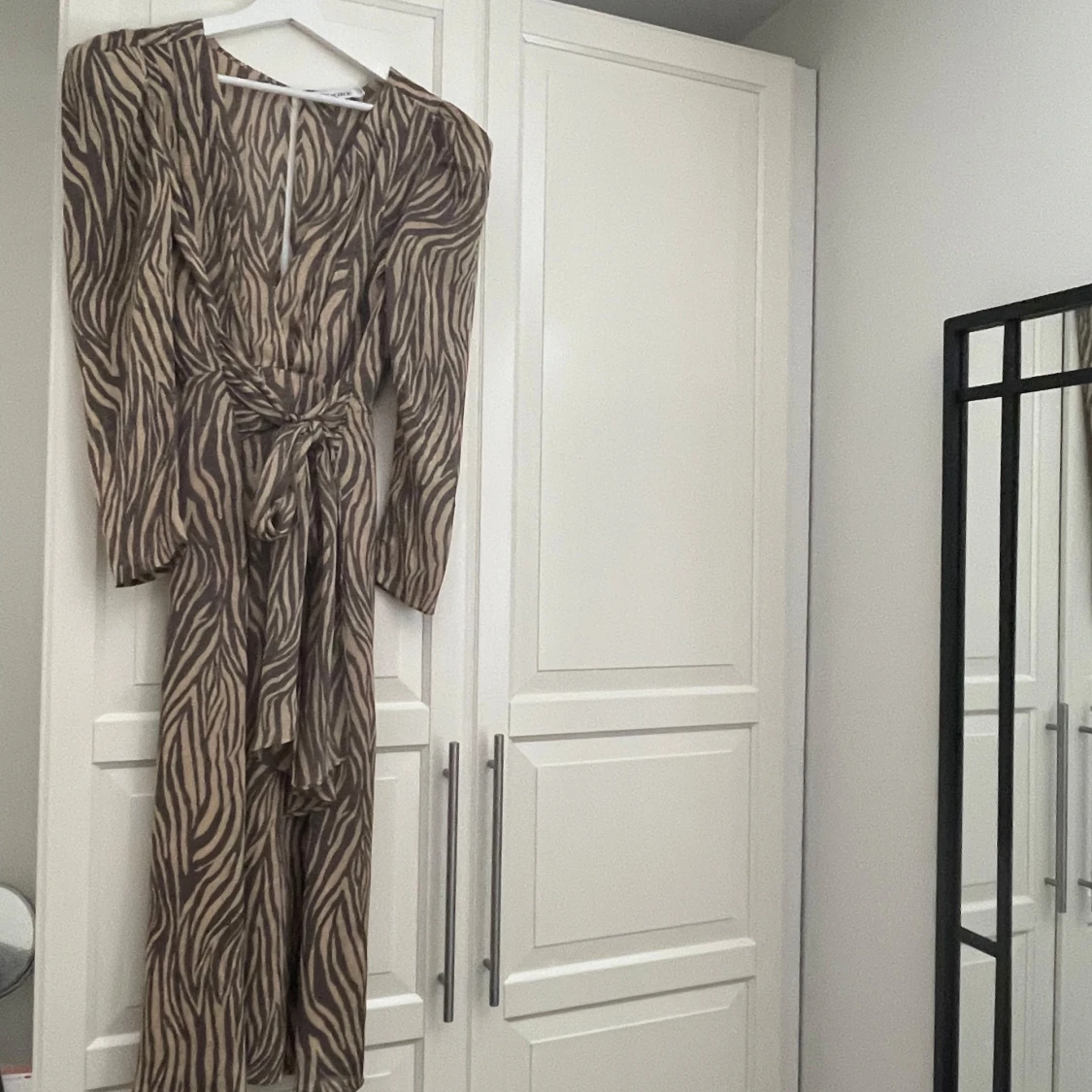 Zebramönstrad klänning från Adoore