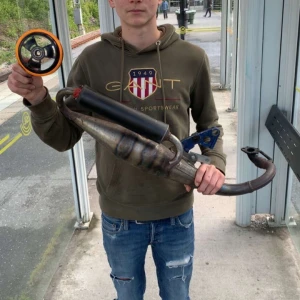 Grön hänt hoodie - Snygg olivgrön hoodie från Gant med klassisk logga och broderad text på bröstet. Tröjan har huva med snörning och en stor magficka. Perfekt för dig som gillar en avslappnad och sportig stil.