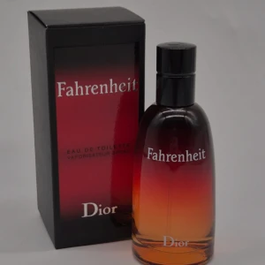 Dior Fahrenheit Eau de Toilette - Dior Fahrenheit Eau de Toilette med ikonisk flaska i röd till orange gradient och svart kork. Parfymen har en modern, maskulin doft och levereras i originalförpackning med matchande färg och tydlig logga. Perfekt för dig som gillar klassiska och stilrena dofter.