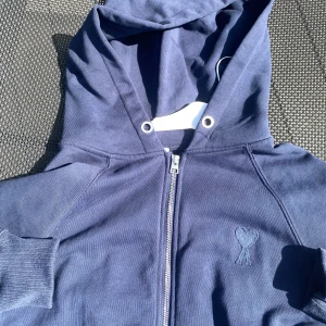 Ami Paris hoodie - Säljer en mörkblå tröja med dragkedja från ami. Den är i bra skick, storlek S. Hör av dig vid intresse. 😀 ☀️ 