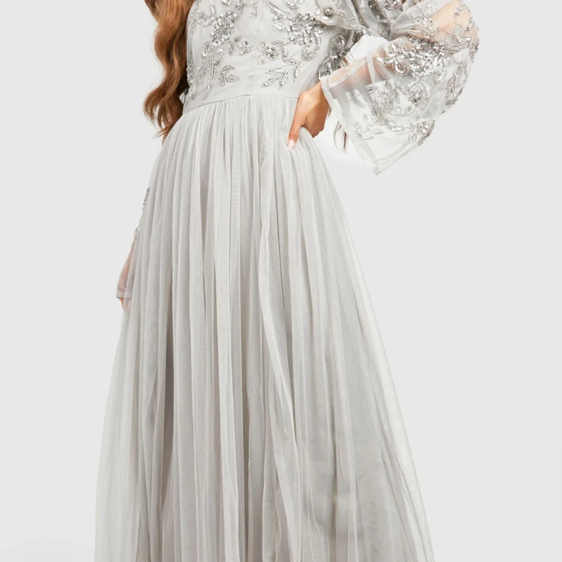 Ljusgrå långklänning med broderier - 2