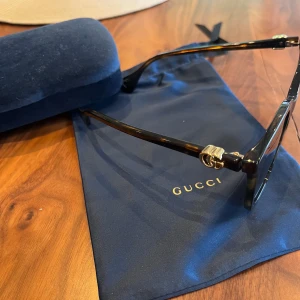  solglasögon från Gucci - Säljer mina solglasögon från Gucci som är använda max 2 gånger. Köpte i juni på NK (kvitto finns) nypris är 3399