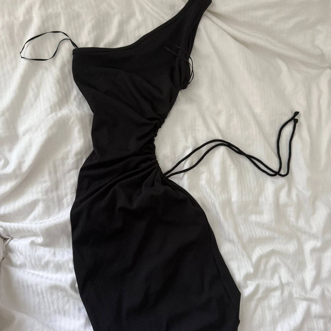 Svart one shoulder långklänning