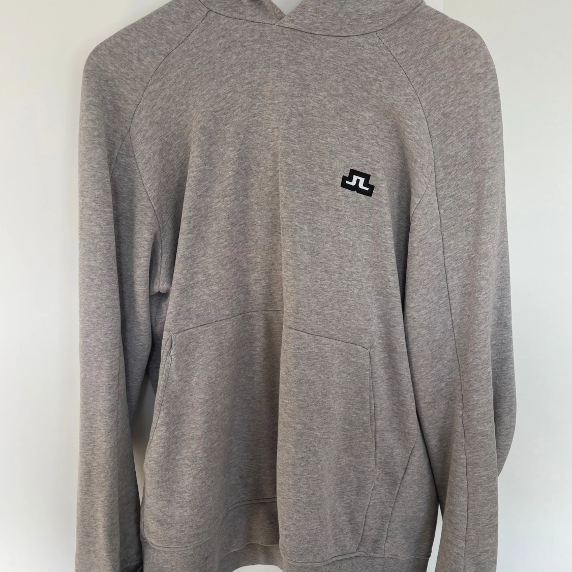 Grå hoodie från J.Lindeberg
