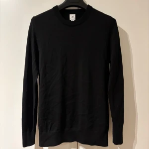 Svart långärmad tröja från H&M - En stilren svart långärmad tröja från H&M i storlek XS. Perfekt för lager-på-lager eller som den är. Enkel och clean look som funkar till allt. Hör av dig vid frågor!