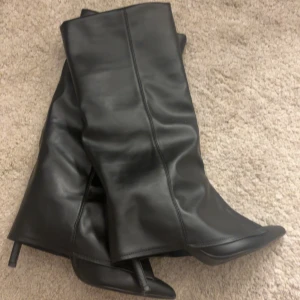 Svarta stövlar med spetsig tå och klack - Snygga svarta stövlar i skinn med spetsig tå och smal klack. Som nya. Skriv för frågor💞de är 35 men jag upplevde dom stora i storleken. Har normalt 36/37