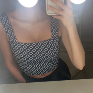 Mönstrad croppad linnetopp - Säljer en croppad linnetopp med breda axelband och fyrkantig urringning. Storlek XS. Bra skick och använd endast en gång.