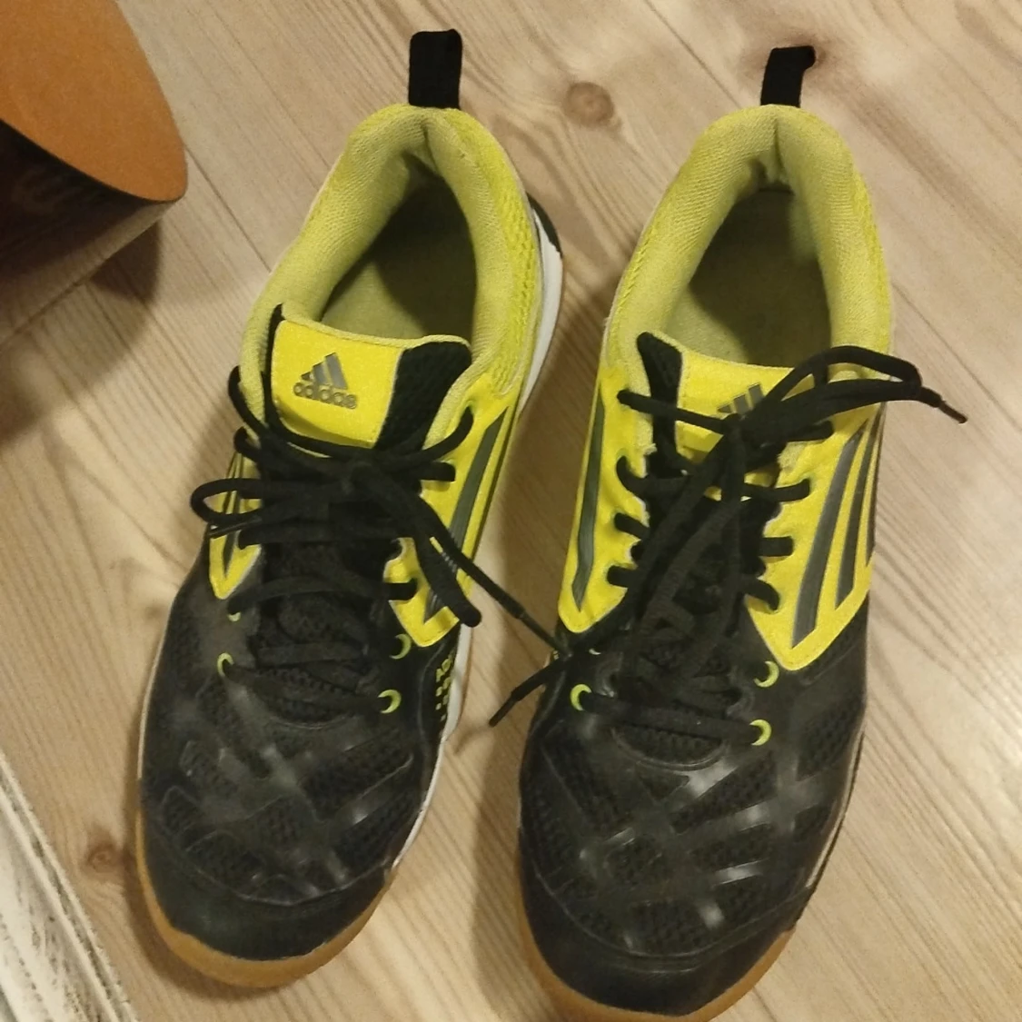 Adidas sneakers svart/gul strl 45 - 1