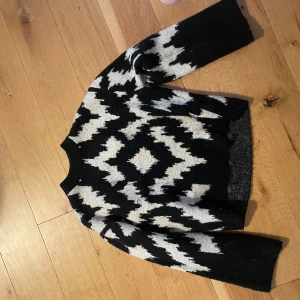 Svartvit mönstrad stickad tröja H&M XS - Säljer en stickad tröja från H&M i storlek XS med svart och vit grafiskt mönster. 