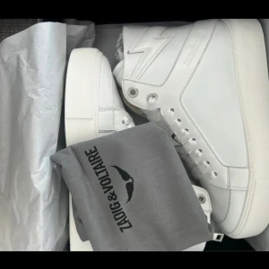 Vita  sneakers Zadig & Voltaire -  Säljer mina helt nya Zadig skor då jag inte hann lämna tillbaka i tid! Låda & dustbag medföljer!