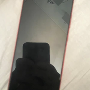 Samsung galaxy s20fe - Pga ny mobil säljer jag nu min gamla. 128gb. Inga repor på skärmen,lite sliten på baksidan. (Hjärtat har min fyra åriga dotter satt dit) går att ta bort 😊   priset är ej ristat i sten. Så kom med bud!  Snabbladdare medföljer! Jag finns även på vinted 