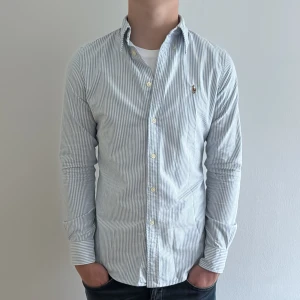 Ralph Lauren Skjorta - - Condition: 9/10 - Color: White/Blue - Size: S - Retail price: 1749 SEK
