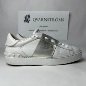 Valentino Open sneakers - Jätte fina Valentino Garavani open i storlek 37. Bra skick 8/10. Skorna är äkta. Skriv gärna om du har nån fråga 😊