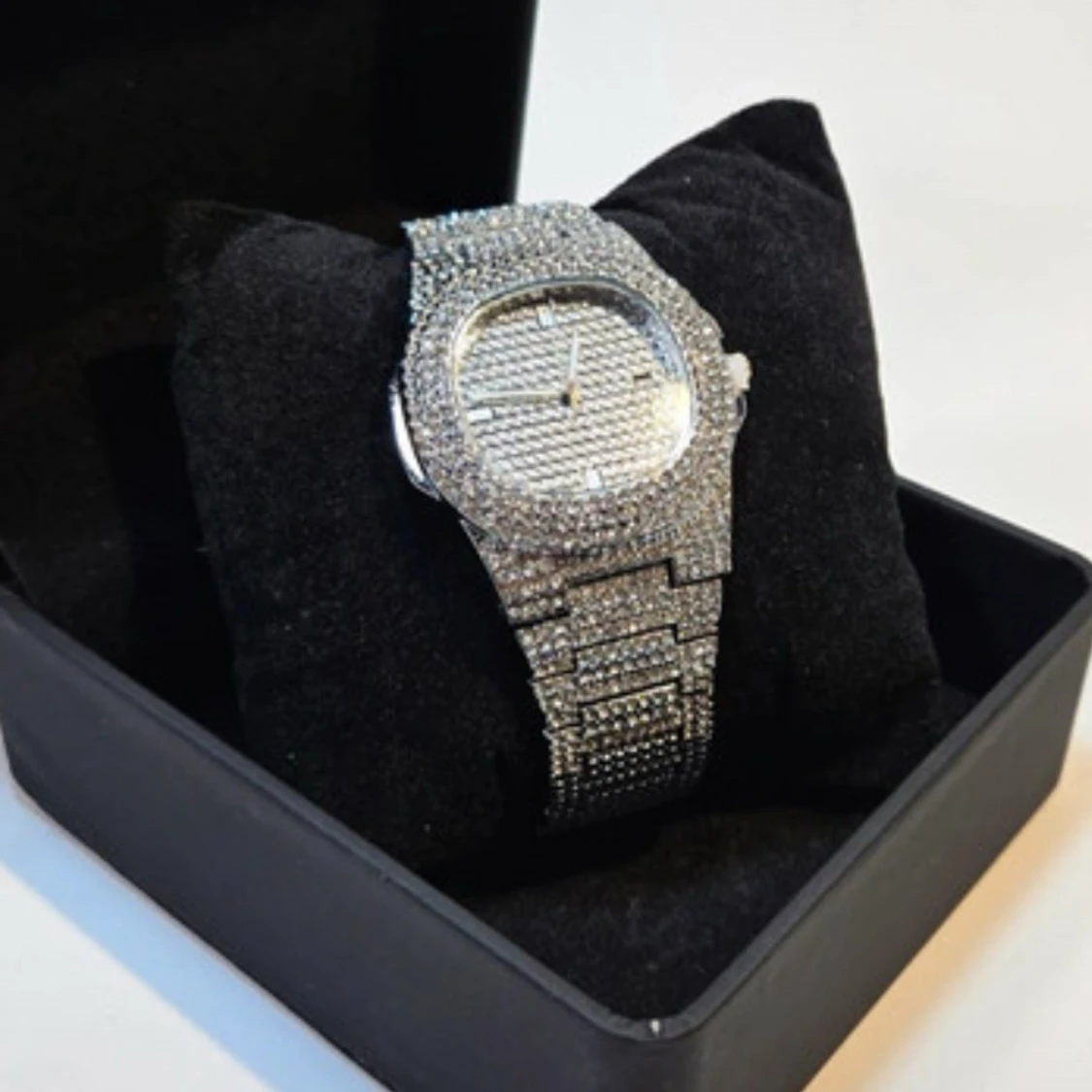 Silvrig diamant klocka