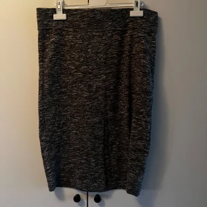Melerad grå kjol från Lindex - Säljer en snygg, melerad grå kjol från Lindex i rak modell. Kjolen är knälång och har en mjuk känsla som gör den superbekväm. Katt finns i hemmet, kontakta vid fler frågor🌷